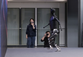 人形机器人打开万亿市场新赛道 未来产业成长正当时