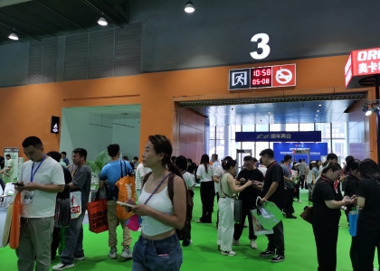 2025第15届亚太地坪展于5月8-10日在广州琶洲・保利世贸博览馆盛大启幕，展馆内外人满为患，展会人气火爆已到达爆棚状态，外商订单数量飙升呈爆发式增长。
